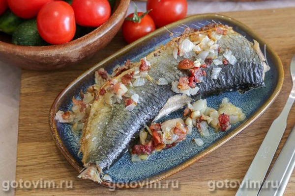 Жареная сельдь с беконом и луком в микроволновке