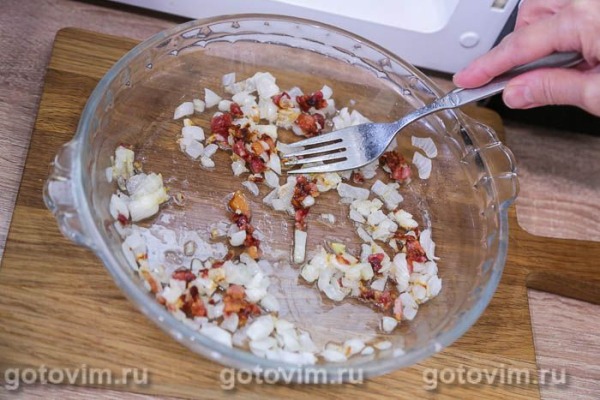 Жареная сельдь с беконом и луком в микроволновке