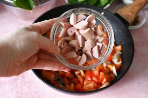 Зеленый борщ со щавелем и крапивой
