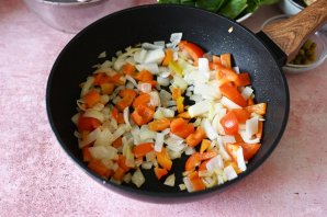 Зеленый борщ со щавелем и крапивой