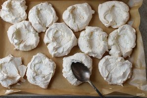 Безе с клубникой