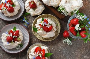 Безе с клубникой