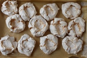 Безе с клубникой