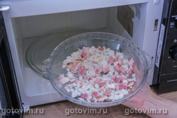Жареная сельдь с беконом и луком в микроволновке