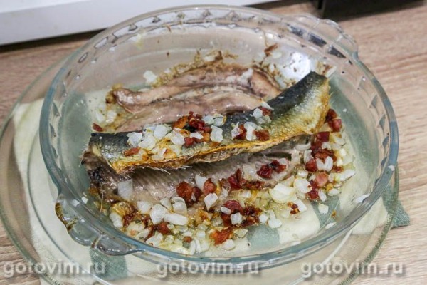 Жареная сельдь с беконом и луком в микроволновке