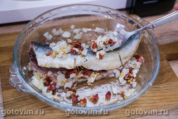 Жареная сельдь с беконом и луком в микроволновке