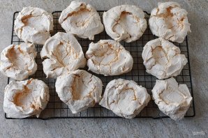 Безе с клубникой