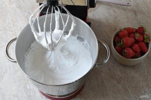 Безе с клубникой