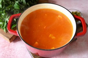 Зеленый борщ со щавелем и крапивой