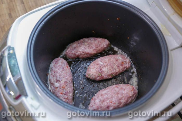 Мясные зразы с яйцом, луком и зеленью в мультиварке