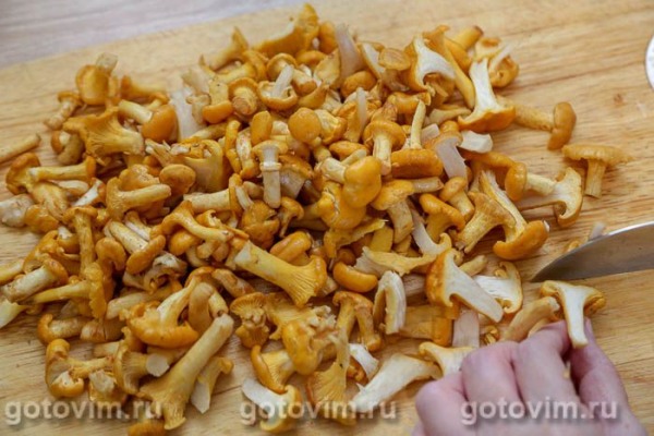 Молодой картофель, жаренный дольками с лисичками в мультиварке