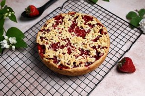 Простой пирог с клубникой