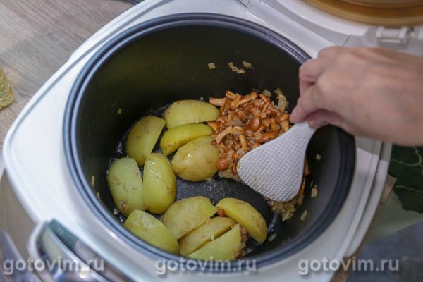 Молодой картофель, жаренный дольками с лисичками в мультиварке