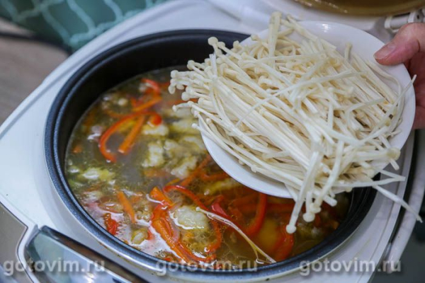 Суп с мясом и грибами эноки в мультиварке