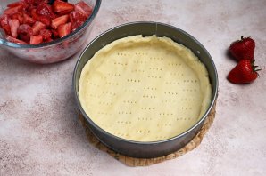 Простой пирог с клубникой