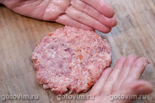 Мясные зразы с яйцом, луком и зеленью в мультиварке