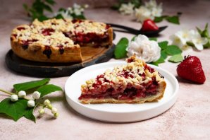 Простой пирог с клубникой