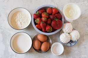 Сметанный торт с клубникой