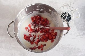 Сметанный торт с клубникой
