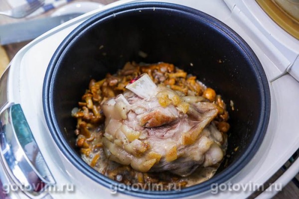 Рулька с жареными лисичками в мультиварке