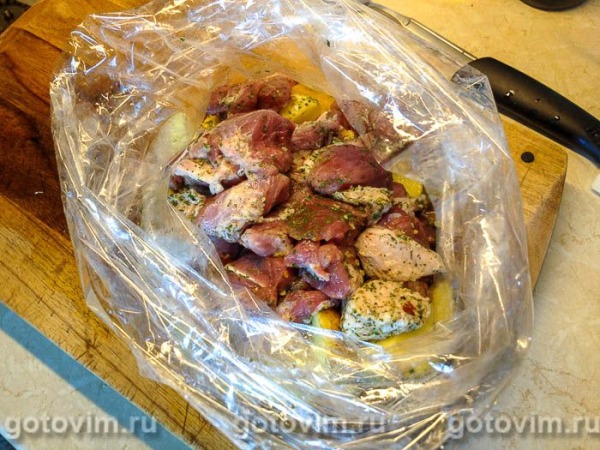 Молодой картофель с мясом в рукаве для запекания