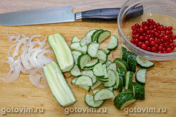 Салат из свежих огурцов с красной смородиной