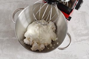 Сметанный торт с клубникой
