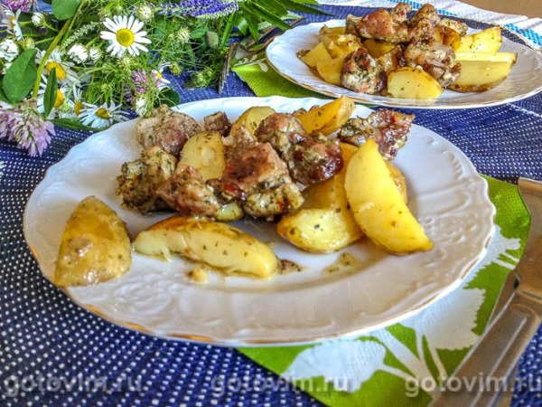 Молодой картофель с мясом в рукаве для запекания