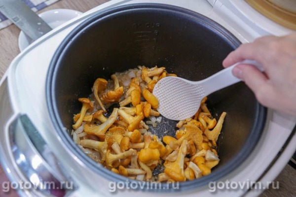 Рулька с жареными лисичками в мультиварке