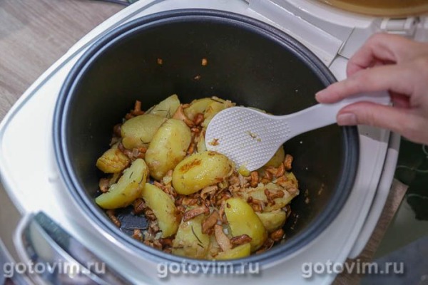 Молодой картофель, жаренный дольками с лисичками в мультиварке