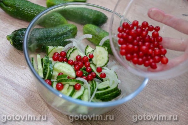 Салат из свежих огурцов с красной смородиной