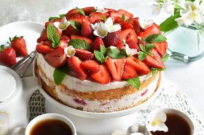 Сметанный торт с клубникой