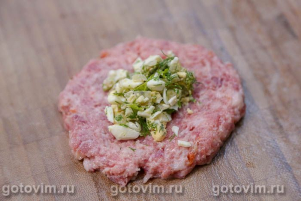 Мясные зразы с яйцом, луком и зеленью в мультиварке