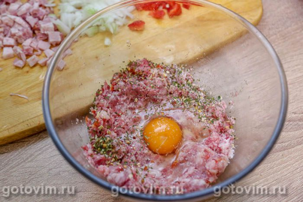 Мясные зразы с яйцом, луком и зеленью в мультиварке