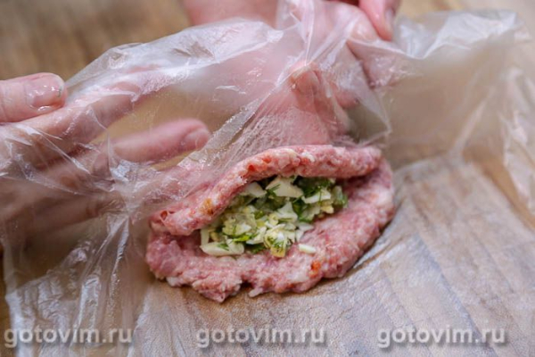Мясные зразы с яйцом, луком и зеленью в мультиварке