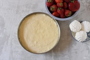 Сметанный торт с клубникой