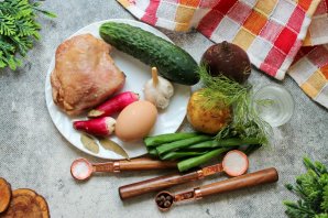 Холодный борщ с курицей и маринованной свеклой