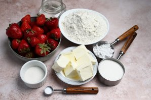 Простой пирог с клубникой
