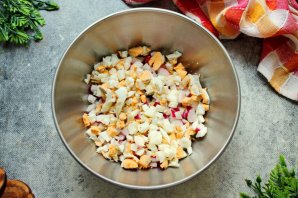 Холодный борщ с курицей и маринованной свеклой