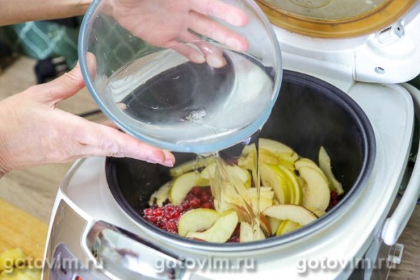 Компот из красной смородины с яблоками в мультиварке