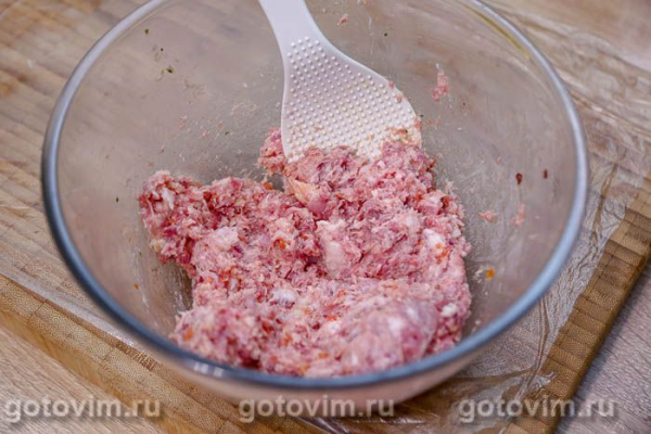 Мясные зразы с яйцом, луком и зеленью в мультиварке