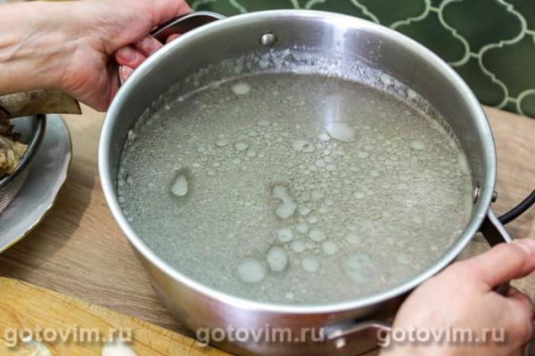 Суп с мясом и грибами эноки в мультиварке