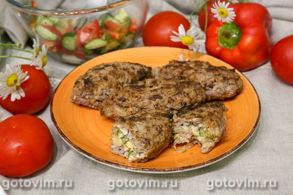 Мясные зразы с яйцом, луком и зеленью в мультиварке