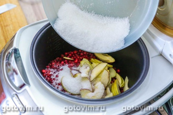 Компот из красной смородины с яблоками в мультиварке