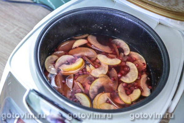 Компот из красной смородины с яблоками в мультиварке