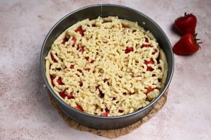 Простой пирог с клубникой