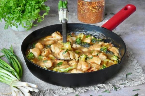 Курица с брокколи в соусе терияки