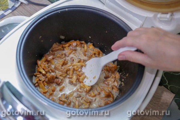 Рулька с жареными лисичками в мультиварке