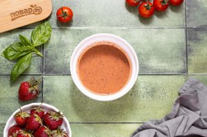 Салат с клубникой и помидорами