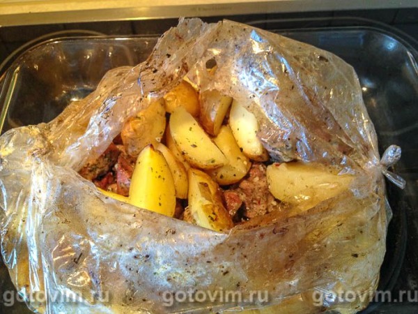 Молодой картофель с мясом в рукаве для запекания